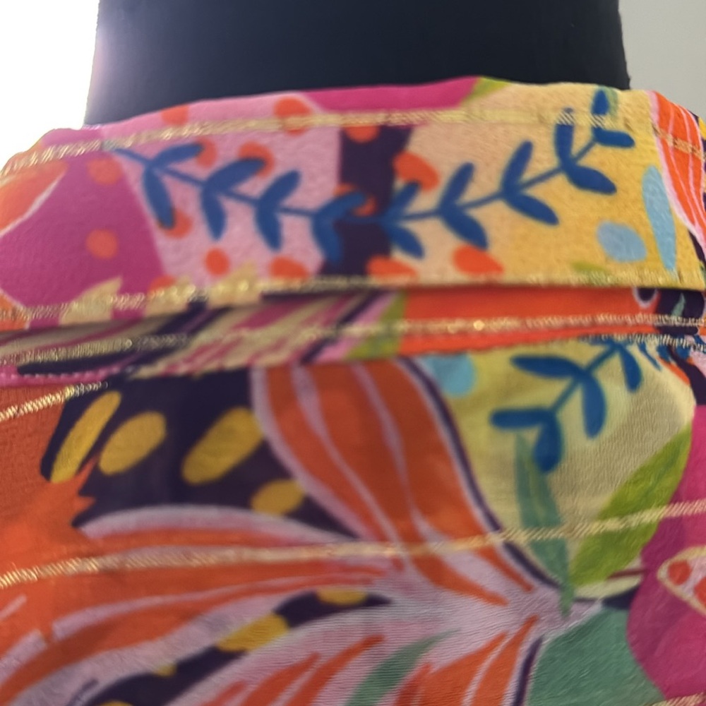Colorful Floral Women's Blouse
Small little call out as showing in the photos - Picture 8 of 9